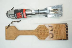 lot 32 image: grilling tools