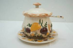 lot 44 image: ceramic bowlplatter set