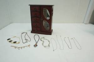 lot 48 image: jewelry box