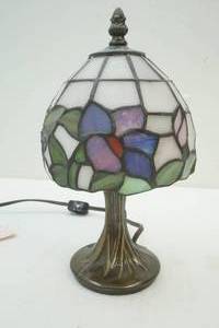 lot 105 image: table lamp