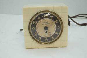 lot 106 image: vintage alarm clock