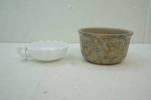 lot 312 image: Stoneware spatterware  bowl