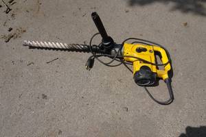 lot 6 image: DeWalt D25551 1-916 Rotary Hammer Drill with 1-12 Bit