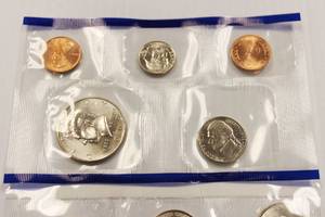 lot 73 image: U.S. Year 1999 Philadelphia Mint Uncirculated Coin Set