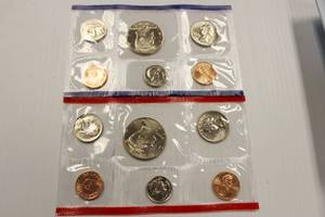 lot 36 image: 1994 U.S. Mint Uncirculated Coin Set Philadelphia & Denver