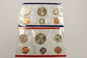 lot 38 image: 1992 U.S. Mint Uncirculated Coin Set Philadelphia & Denver