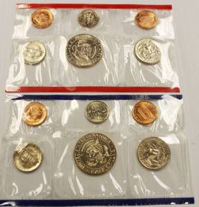 lot 41 image: 1988 U.S. Mint Uncirculated Coin Set Philadelphia & Denver