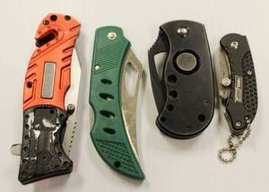 lot 58 image: Pocket Knives Lot Of 4 Knives