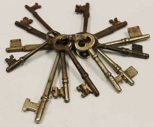 lot 100 image: Vintage Old Keys Approx. 13 Keys