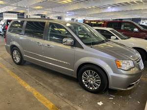 lot 4 image: 2014 Chrysler Town & Country Touring L