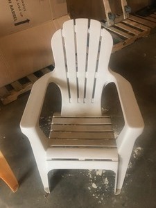 lot 14 image: 3 - Plastic lawn chairs