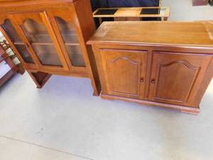 lot 31 image: Lighted 2 pc china cabinet
