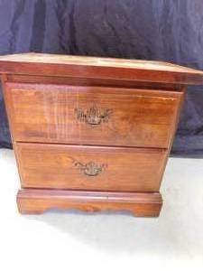 lot 34 image: Night stand with 2 drawers