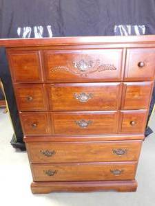 lot 35 image: Dresser with 5 drawers