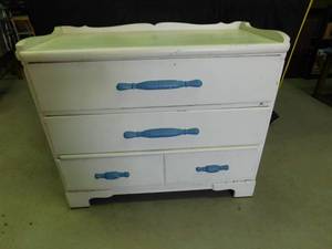 lot 52 image: Vintage dresser