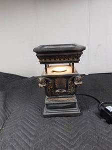 lot 64 image: Lamp