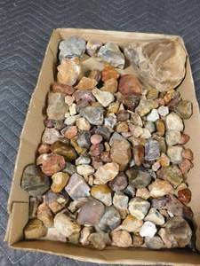lot 65 image: Flat of agates