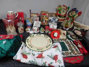lot 78 image: Vintage and new Christmas items