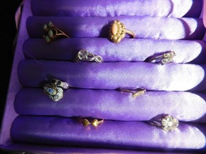 lot 100 image: 8 rings in ring box