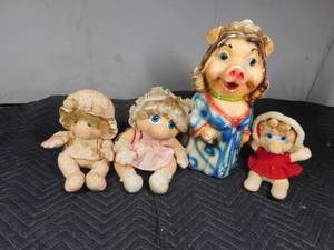 lot 112 image: Vintage Miss Piggy bank and dolls