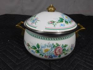 lot 113 image: Casserole w lid