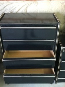 lot 2 image: Warnock Hersey Bedroom set