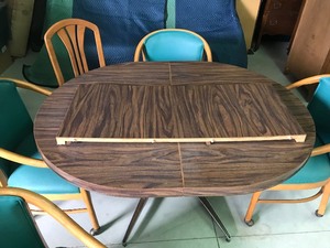 lot 305 image: Kitchen table with 5 chairs and a leaf and 1 extra chair