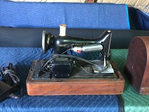 lot 311 image: antique 1920s Singer sewing machine in wood rounded top case