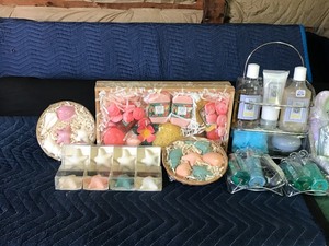 lot 317 image: New in package bathshower gfit sets