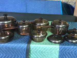 lot 323 image: 16 pc glass pots and casserole