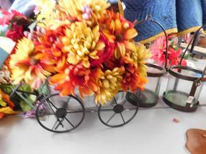 lot 143 image: Lot of misc.- Advertised items, floral, wind chimes, and more