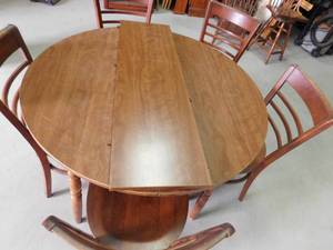 lot 156 image: Solid round table with 5 chairs and a leaf