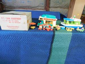 lot 160 image: Vintage Fisher Price camper and houseboat and accessories