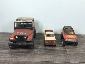lot 338 image: 3 - Vintage toy trucks