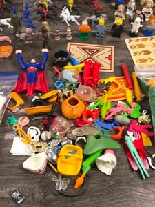 lot 341 image: Lot of collectible toys