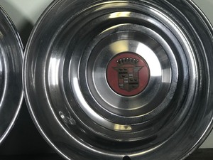 lot 367 image: Set of 4 Vintage Cadillac hub caps