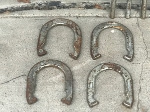 lot 500 image: Horseshoe game set