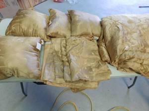lot 164 image: Queen size gold comforter set
