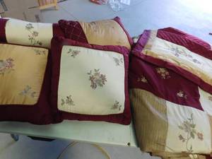 lot 163 image: Comforter set