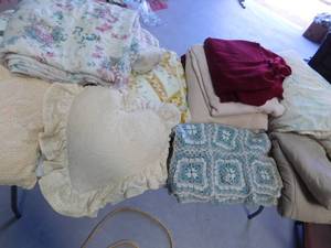 lot 166 image: Lot of 5 blankets. 2 bedspreads, 2 pillows, and a comforter