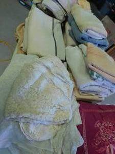 lot 167 image: Bath and kitchen towels, table cloths, curtains and nore