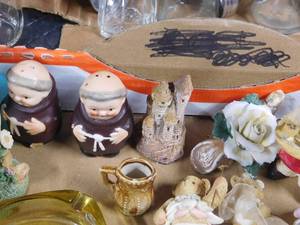 lot 178 image: Flat of S&P, nic nacs, advertised ashtrays and more
