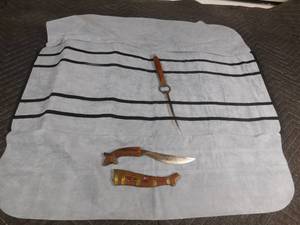 lot 217 image: 2 knives, sheath and knife case