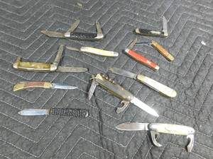 lot 220 image: 12 Vintage knifes