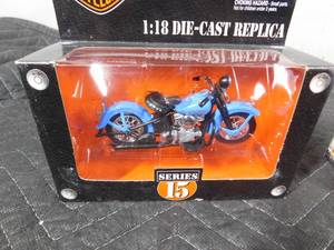 lot 245 image: 7 Harley Davidson collector toy motorcycles