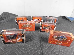lot 246 image: 7 Harley Davidson collector toy motorcycles