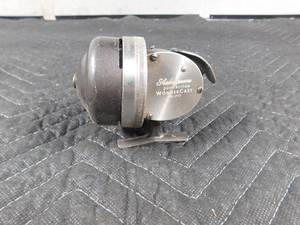lot 424 image: 2 Vintage Fishing reels