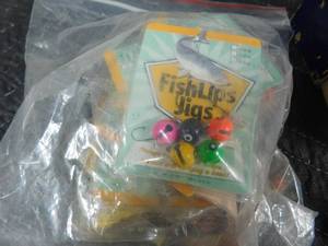 lot 425 image: 4 vintage spinning reels and a bag of fishlip jigs