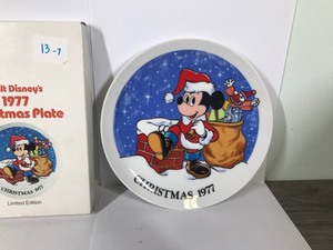 lot 542 image: 1977 Walt Disney Christmas Plate with Mickey Mouse pictured on the front