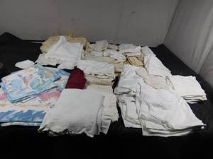 lot 463 image: Many cloth napkins, lacy tablecloth, table runners and place mats and more
